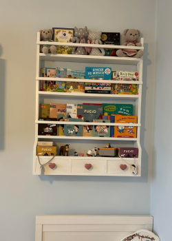 Biblioteczka z trzema szufladami z uchwytami w kształcie serduszka na wymiar dla dzieci