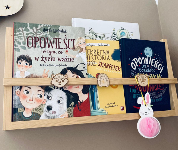 Półka z podobiznami zwierzątek