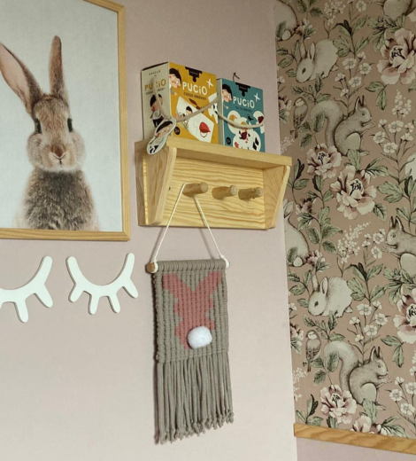 Półka z trzema haczykami