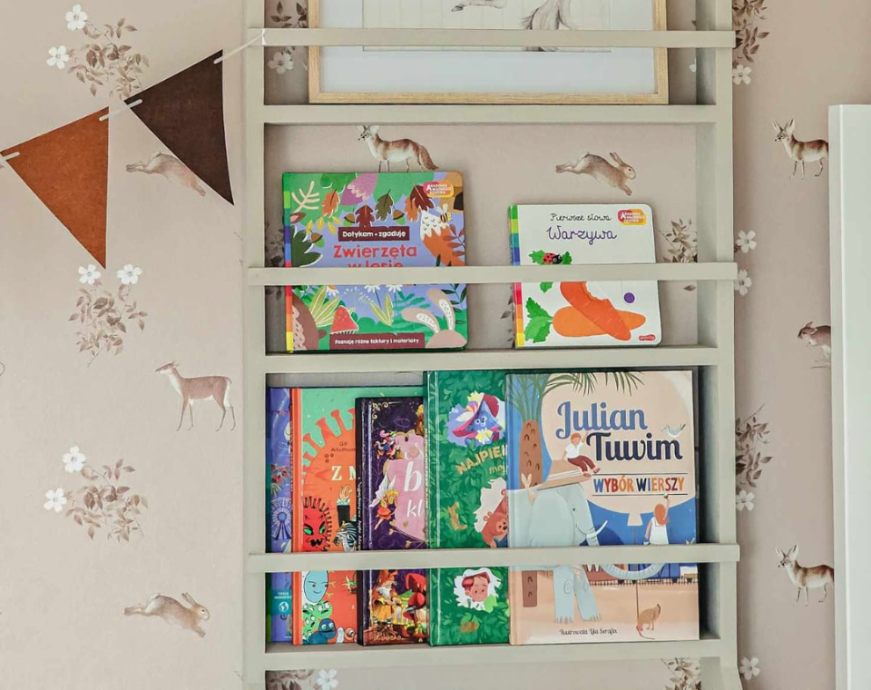 Biblioteczka z trzema szufladami